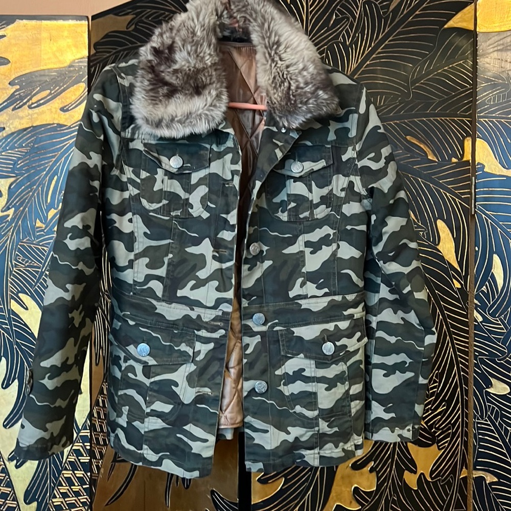 Camouflage coat with removable lining and fur
